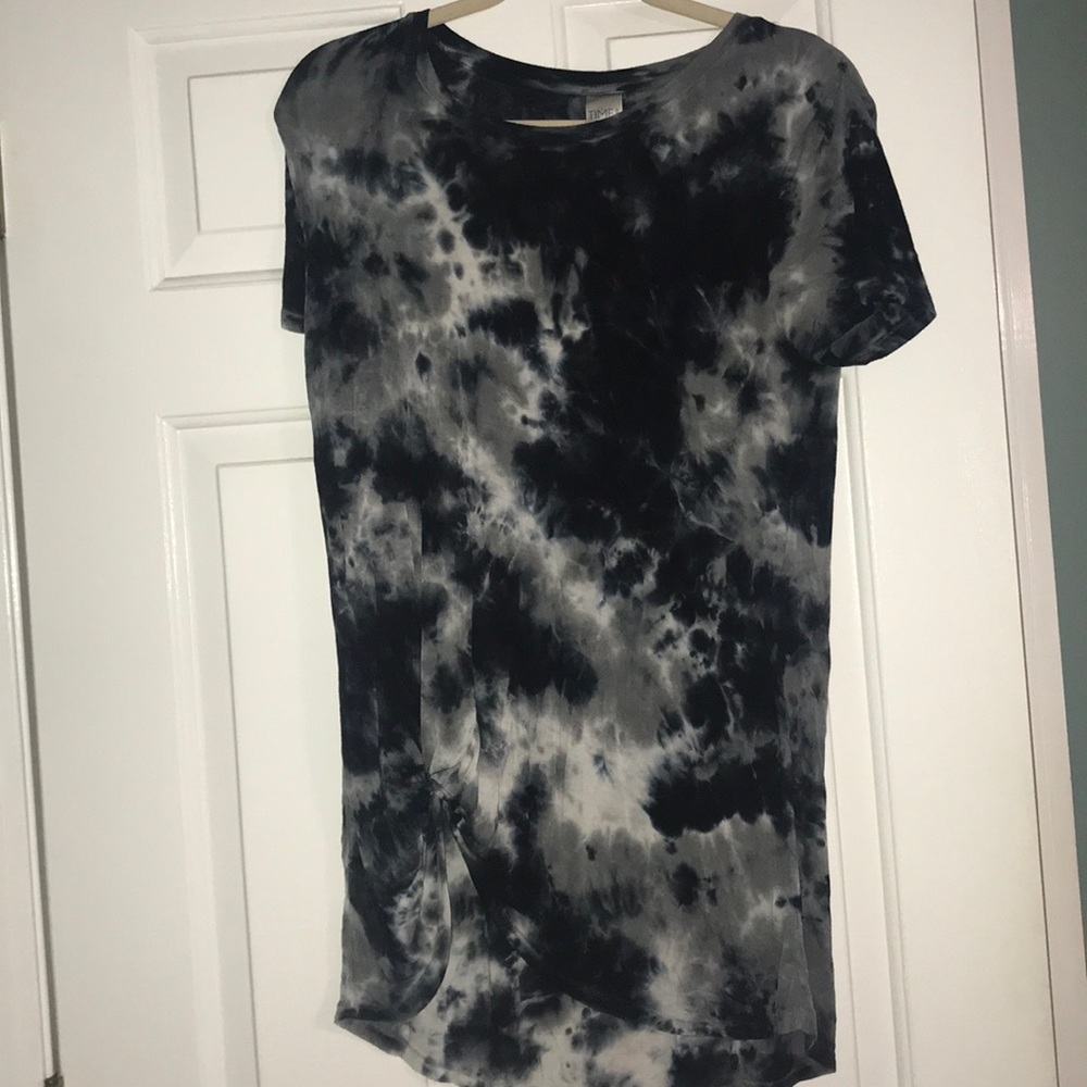 Time&Tru multicolored tie-dye tee w/knot in front